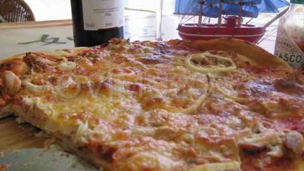 пицца с тунцом и ветчиной