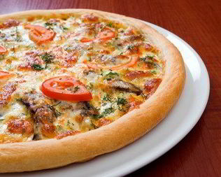 Пицца с ветчиной, помидорами и артишоками