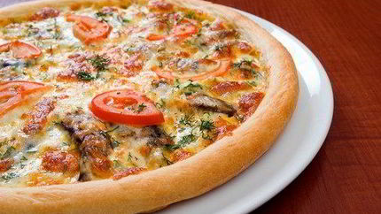 Пицца с ветчиной, помидорами и артишоками