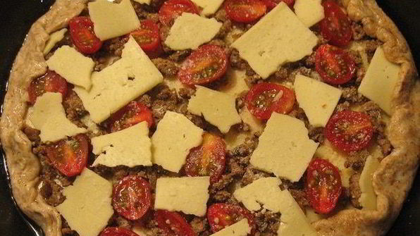 пицца в глубокой посуде многослойная