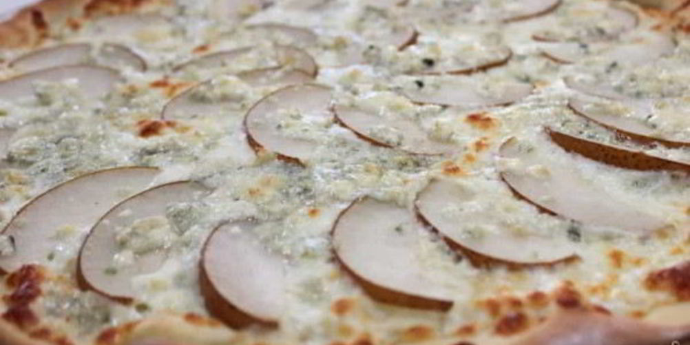 Рецепт сладкой пиццы с рикоттой, грушей и моцареллой