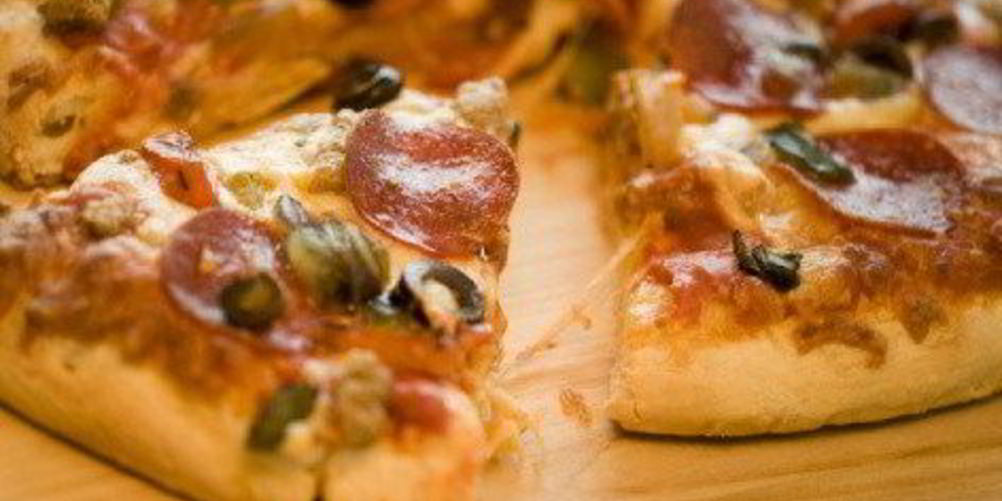 Рецепт зерновой пиццы с салями