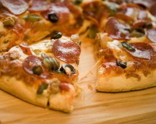 Зерновая пицца с салями