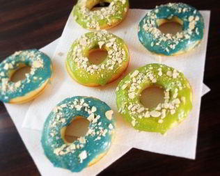 Американские пончики с шоколадной глазурью