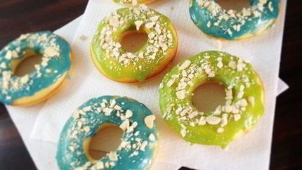 Американские пончики с шоколадной глазурью