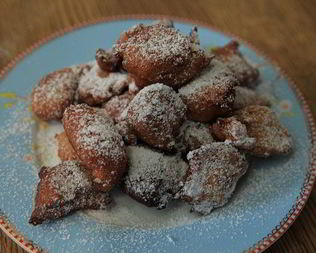 Картофельные пончики с корицей