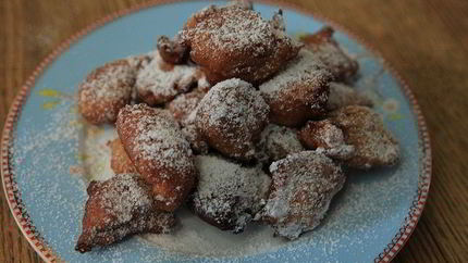 Картофельные пончики с корицей