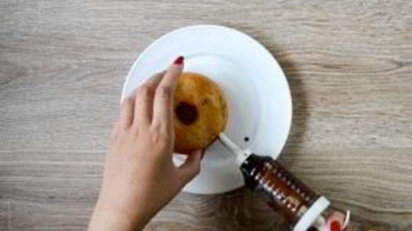 пончики во фритюре с шоколадом