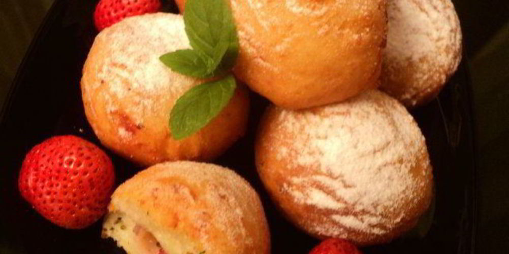 Рецепт творожных пончиков с клубникой