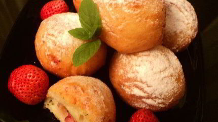 Творожные пончики с клубникой