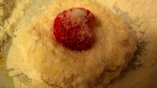 творожные пончики с клубникой