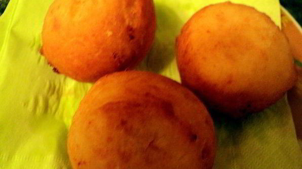 творожные пончики с клубникой