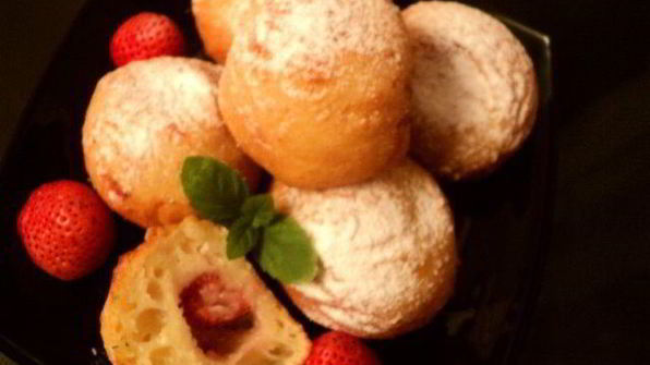 творожные пончики с клубникой