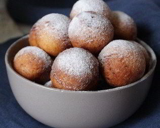 Творожные пончики в сахарной пудре