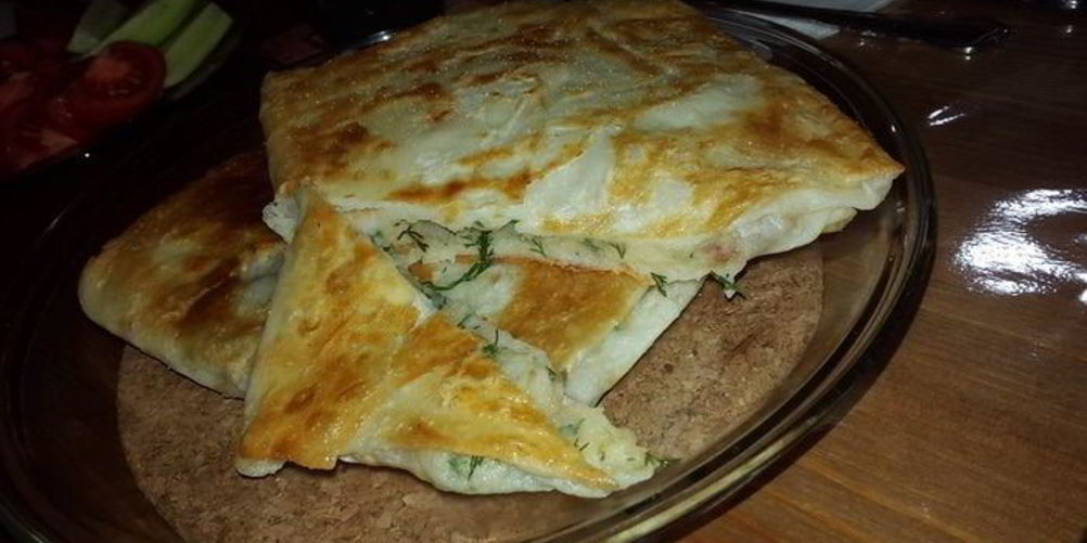 Рецепт постных конвертиков с картофельным пюре, укропом, жареным луком и вялеными томатами