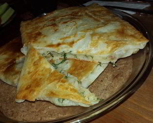 Постные конвертики с картофельным пюре, укропом, жареным луком и вялеными томатами