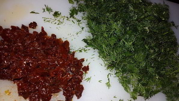 постные конвертики с картофельным пюре, укропом, жареным луком и вялеными томатами