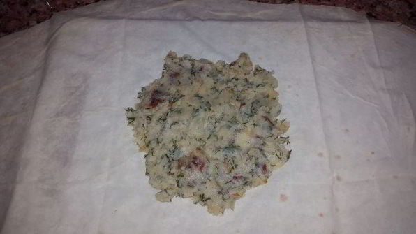 постные конвертики с картофельным пюре, укропом, жареным луком и вялеными томатами