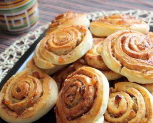 Рулетики с изюмом и корицей