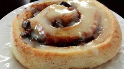 Рулетики с корицей и изюмом