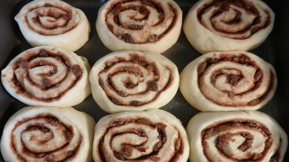 рулетики с корицей и изюмом