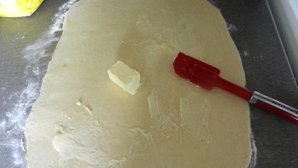 рулетики с корицей и изюмом