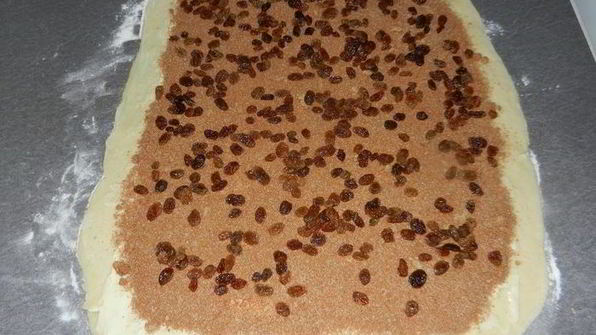 рулетики с корицей и изюмом