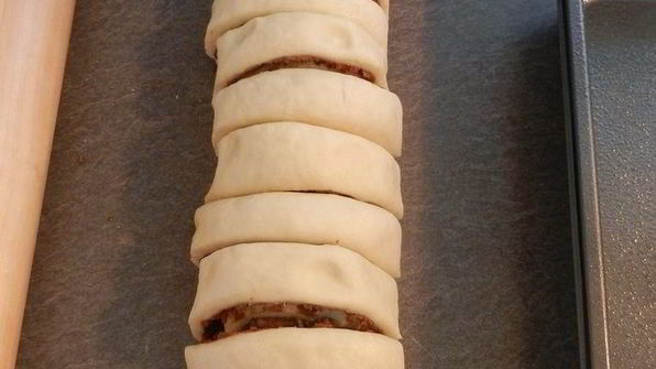 рулетики с корицей и изюмом