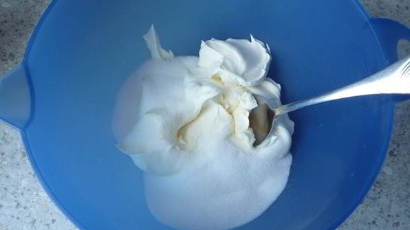 хмельная шарлотка страчателла с кремом из маскарпоне, вишневой водки и шоколадной крошки