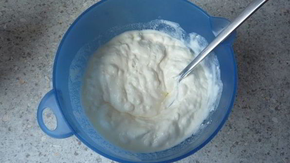 хмельная шарлотка страчателла с кремом из маскарпоне, вишневой водки и шоколадной крошки