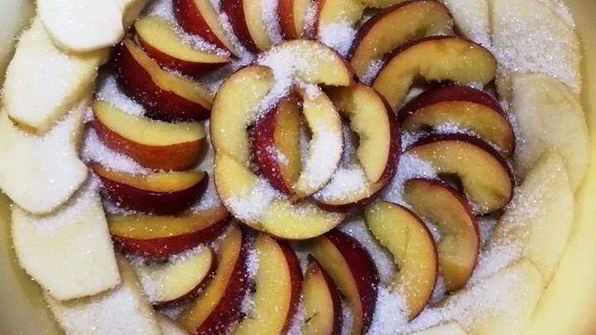 классическая шарлотка с яблоками и нектаринами