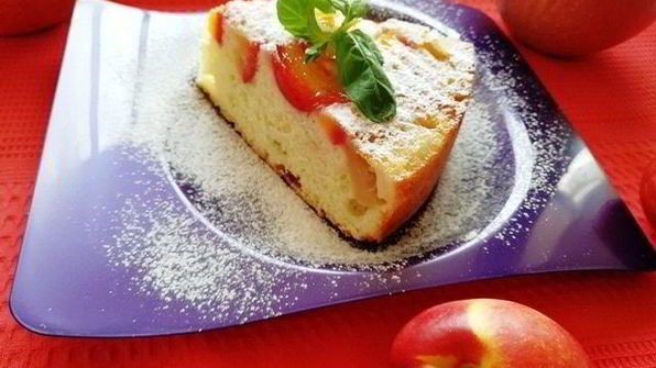 классическая шарлотка с яблоками и нектаринами