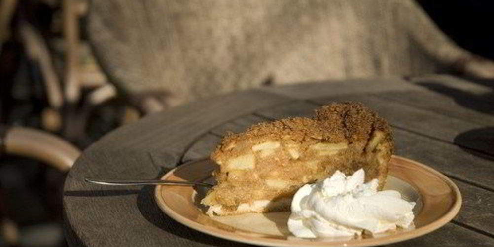 Рецепт шарлотки из черного хлеба