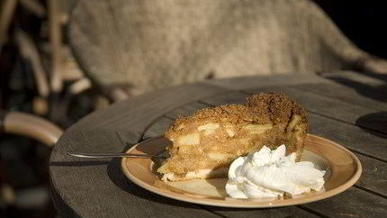 Шарлотка из черного хлеба