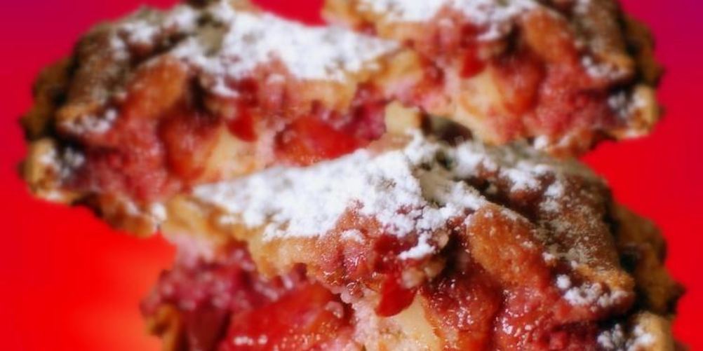 Рецепт шарлотки с клубникой