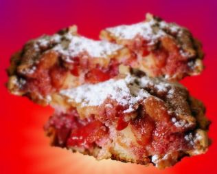 Шарлотка с клубникой