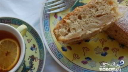 Шарлотка с манкой и яблоками