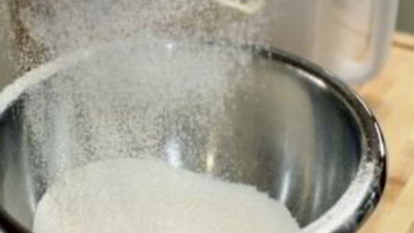 шарлотка с манкой и яблоками