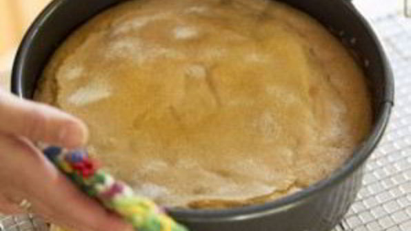 шарлотка с манкой и яблоками