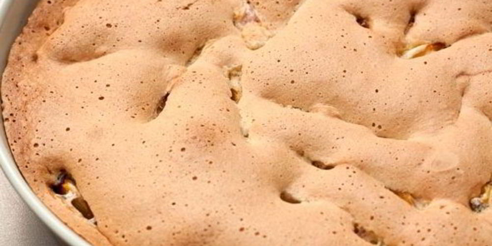 Рецепт шарлотки с персиками