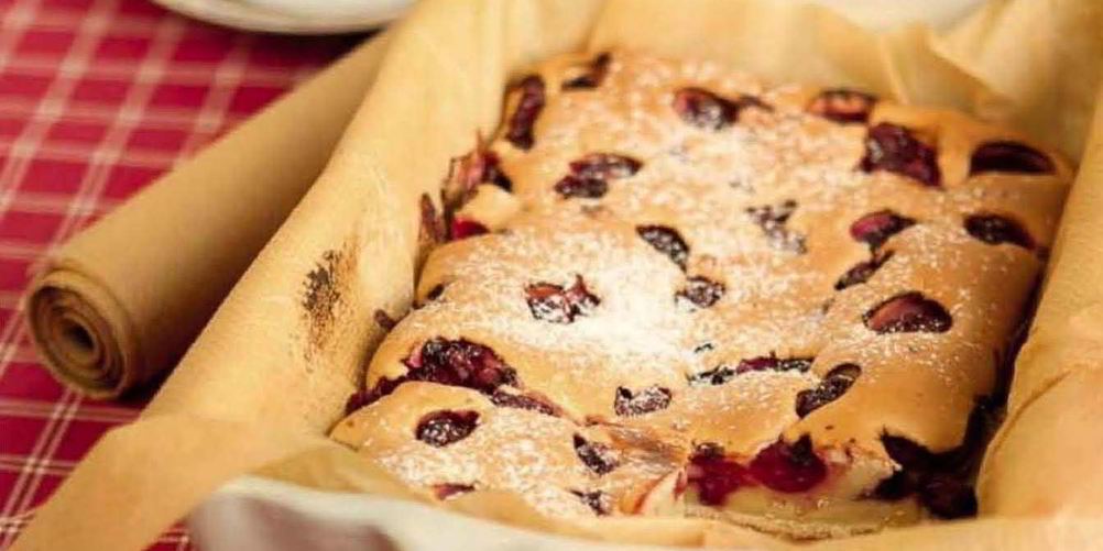 Рецепт шарлотки с вишней в мультиварке