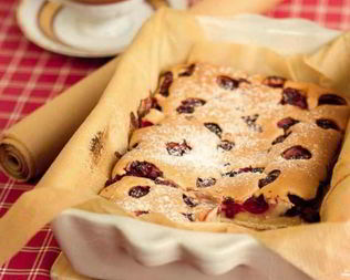 Шарлотка с вишней в мультиварке