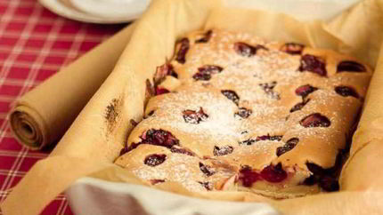 Шарлотка с вишней в мультиварке