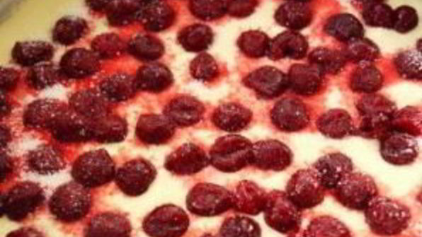 шарлотка с вишней в мультиварке