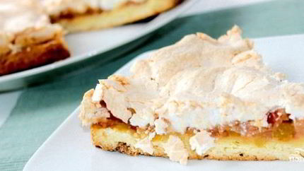 Шарлотка с яблоками и безе