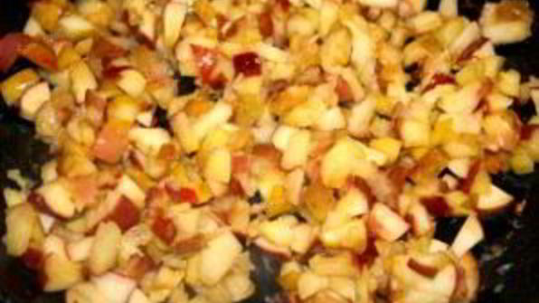 шарлотка с яблоками и безе