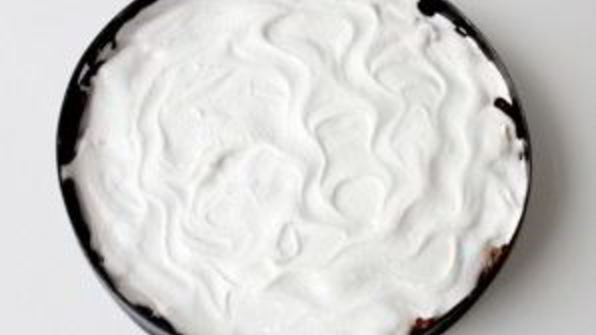 шарлотка с яблоками и безе