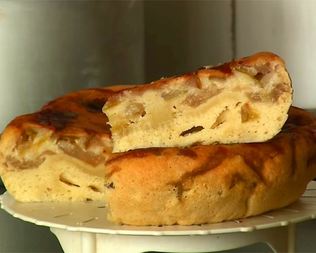 Шарлотка с яблоками в мультиварке яблочная