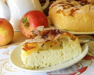 Шарлотка с яблоками в мультиварке