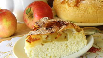 Шарлотка с яблоками в мультиварке